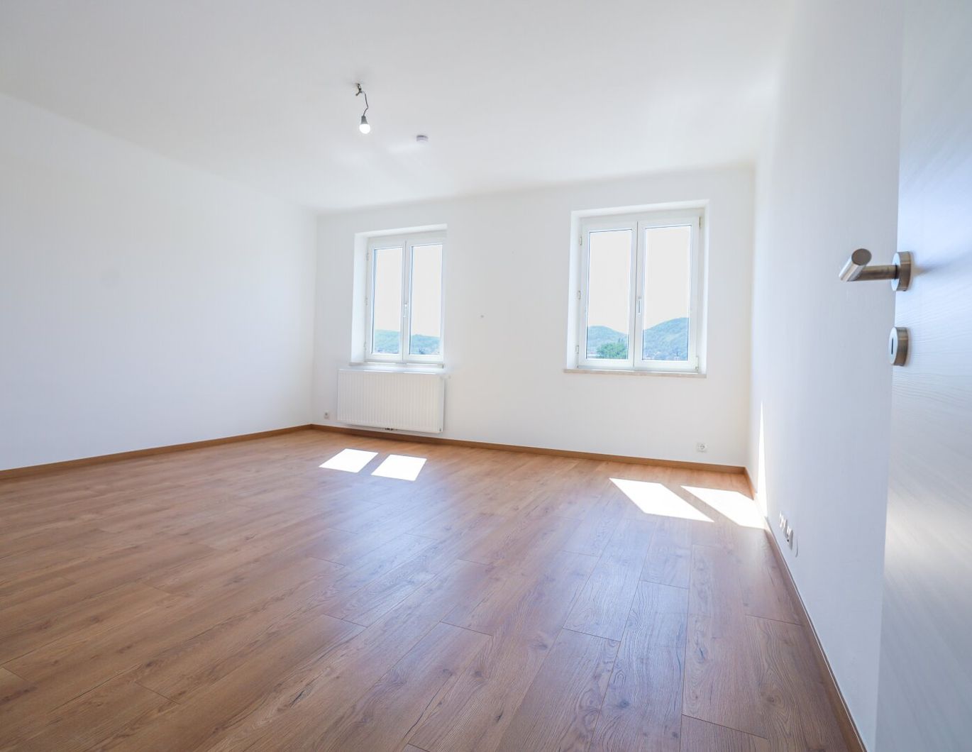 PROVISIONFREI I 5. STOCK MIT LIFT I DAN KÜCHE I MODERN SANIERT I BADEWANNE I WG TAUGLICH I HAUSTIERE WILLKOMMEN I SEHR HELL I ZENTRALE LAGE BEI HAUPTBAHNHOF I PROJEKT WOHNEN