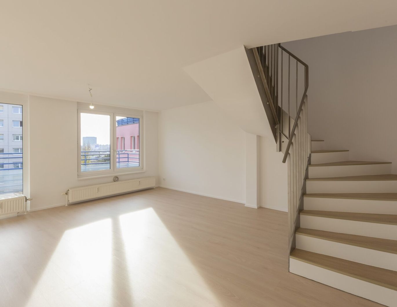 Maisonette-Wohnung mit Freitreppe im 5. Liftstock | südseitiger Balkon & Loggia | 4 Zimmer