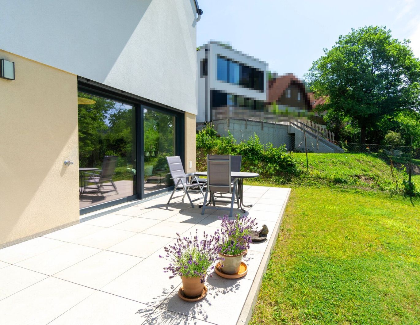 Design trifft Natur: stylische Garten-Maisonettewohnung mit traumhafter Aussicht