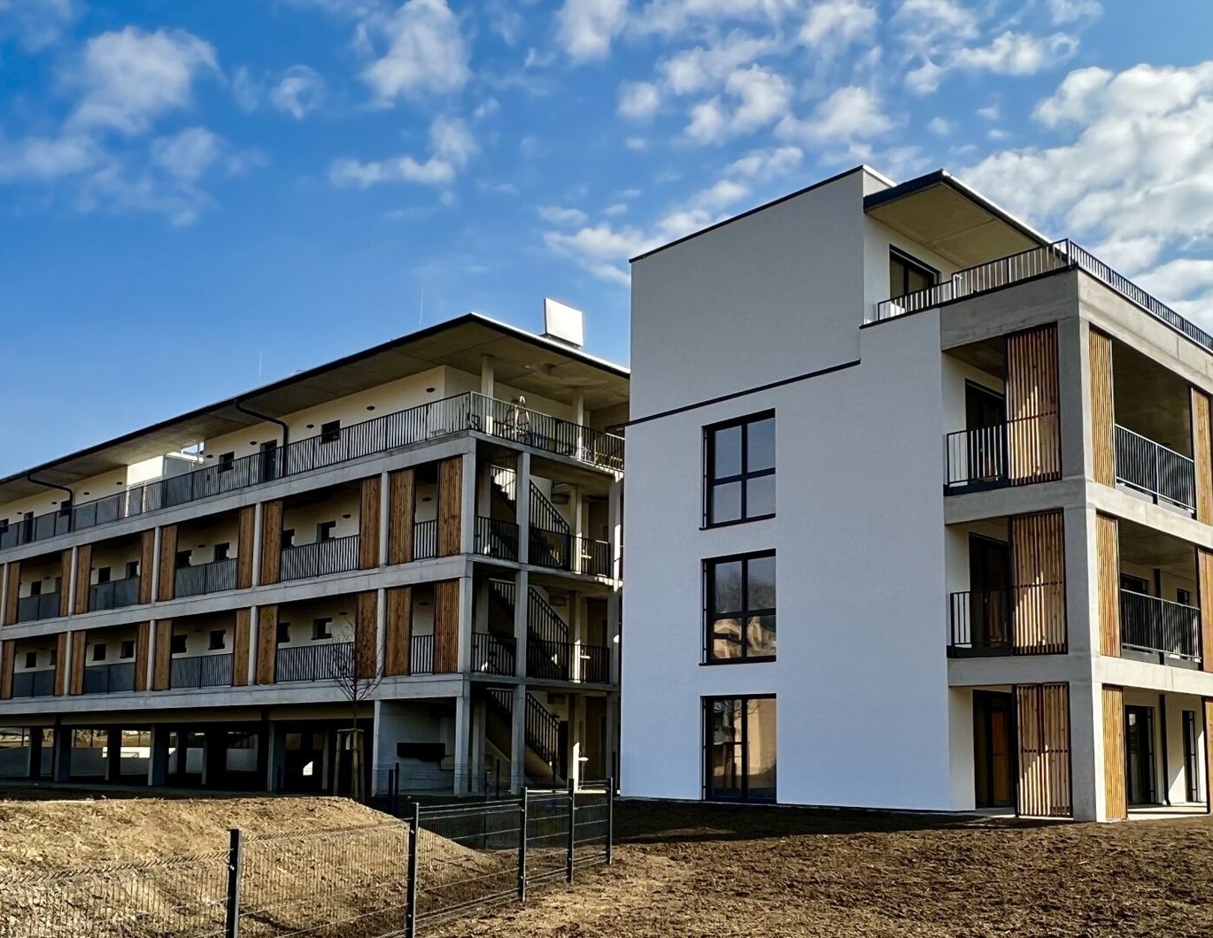 Exklusive 4 Zimmer Wohnung mit großer Balkonfläche - in zentraler Lage.