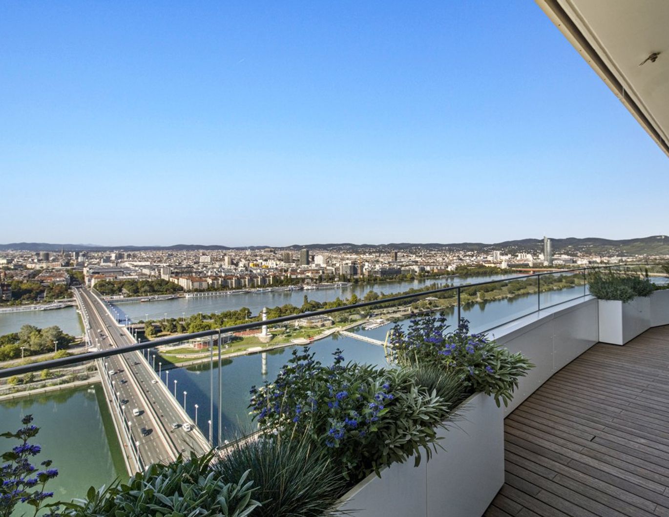 ++ LUXURIÖSE MIETWOHNUNG mit AUSSICHT ++ DANUBE FLATS