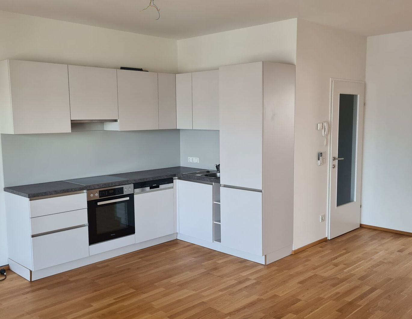 Anlegerwohnung - Topzustand - Zentrum- 4-Zimmer Dachgeschosswohnung, große Loggia, Küche, 2 TG-PLätze