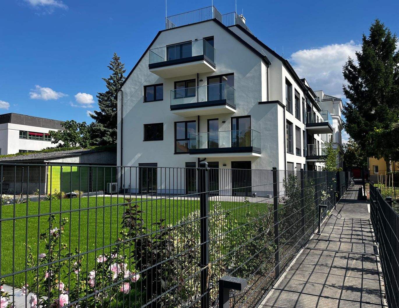 VON PRIVAT: NEUBAUERSTBEZUG - RUHIGE 2 ZI-WOHNUNG MIT LOGGIA, GARTEN, GARAGENPLATZ