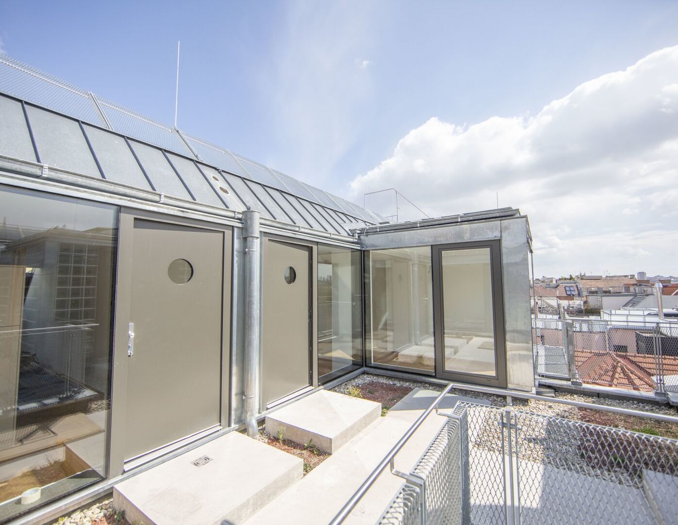 Lichtdurchflutete 3 Zimmer Penthouse Wohnung mit zauberhafter Dachterrasse in 1060 Wien zu vermieten!