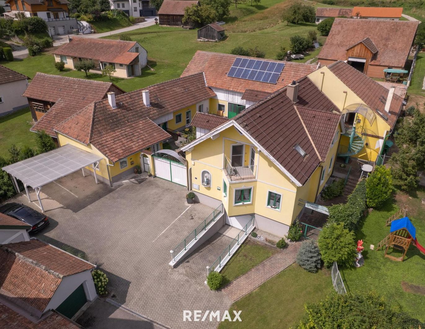 Großes Wohnhaus mit Heurigenlokal / 5 Gästezimmern und einem Miethaus