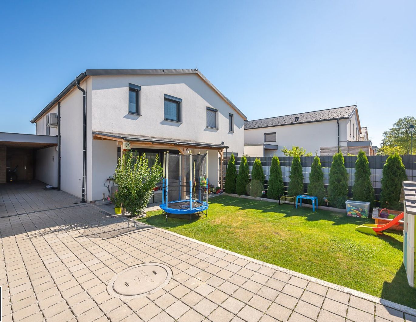 traumhafte Doppelhaushälfte mit Grünblick - PV, Wärmepumpe und Klimaanlage - Videobesichtigung online!