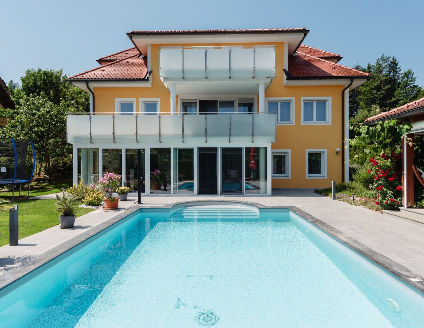 Großzügige, neuwertige Villa mit Salzwasserpool auf 1039 m² Grund in Wörthersee Nähe