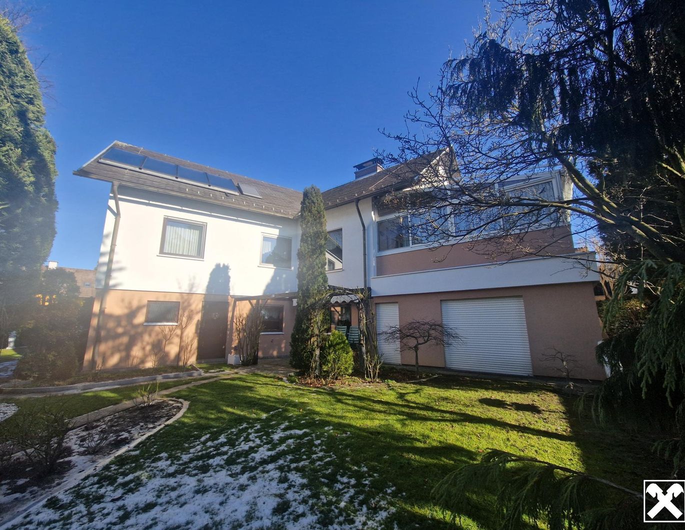 HOCHWERTIGES, SEHR GEPFLEGTES EINFAMILIENHAUS IN AUSGEZEICHNETER, SEHR RUHIGER WOHNLAGE MIT INDOORPOOL, SAUNA, TRAUMHAFTEM WINTERGARTEN SOWIE HERRLICHEM GARTEN SAMT ALTBAUMBESTAND