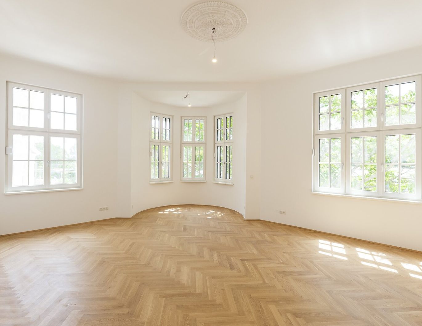 NÄHE ZENTRUM HIETZING - GENERALSANIERTE STILALTBAUWOHNUNG - UNBEFRISTETE VERMIETUNG