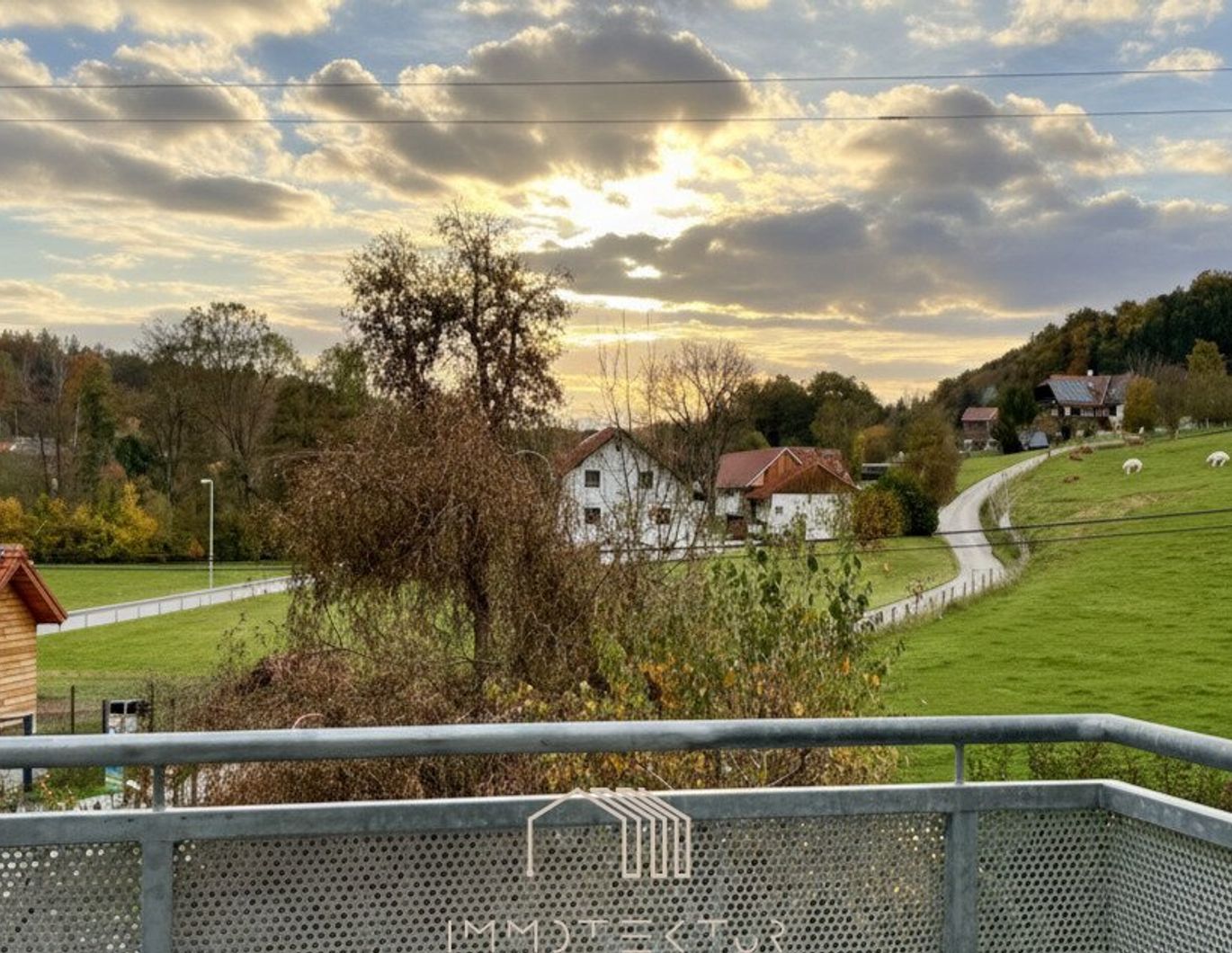 NATURVERBUNDEN: Sonnige 4-Zimmer-Wohnung mit 4 Balkonen und Parkplatz