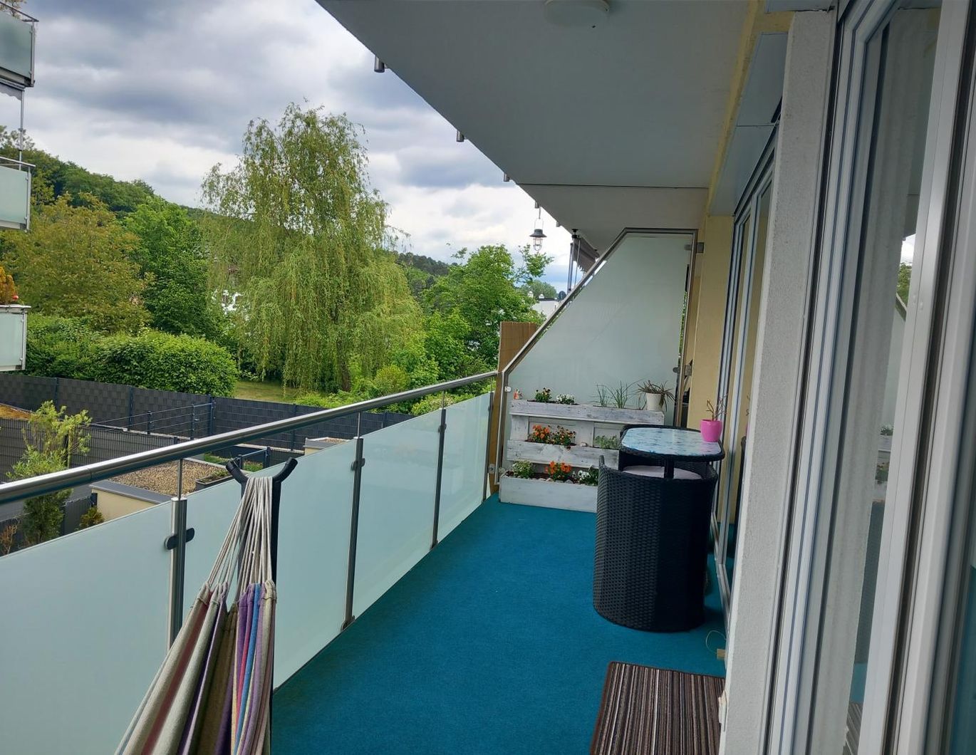 MÖBLIERTE STARTER-WOHNUNG MIT BALKON UND GARAGENPLATZ