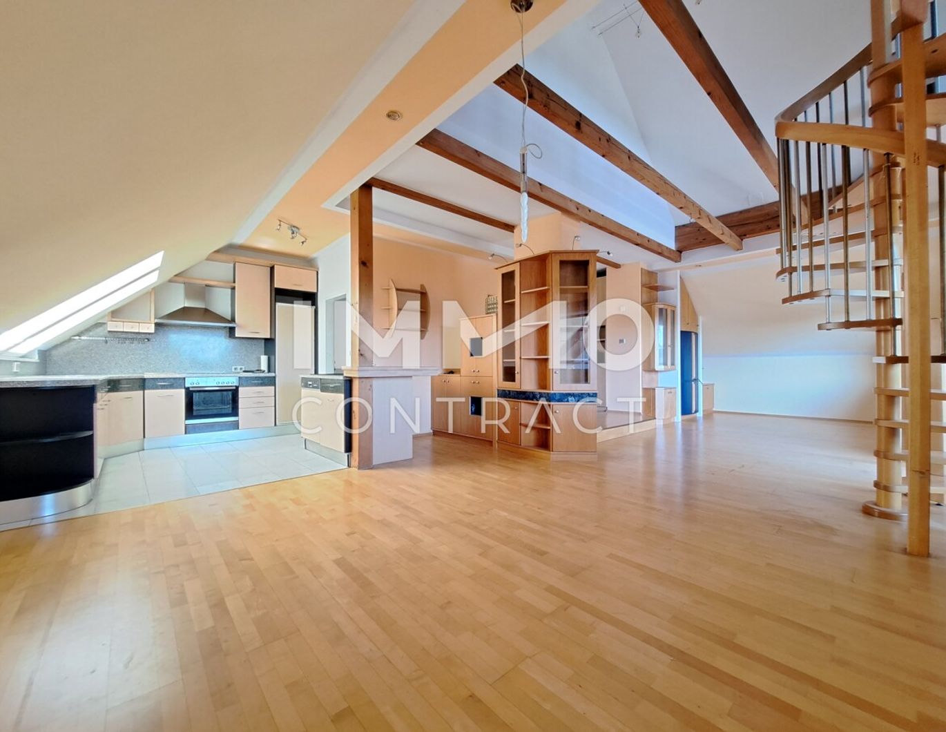 Großzügige Dachwohnung inklusive Eigengarten, Garage und Keller
