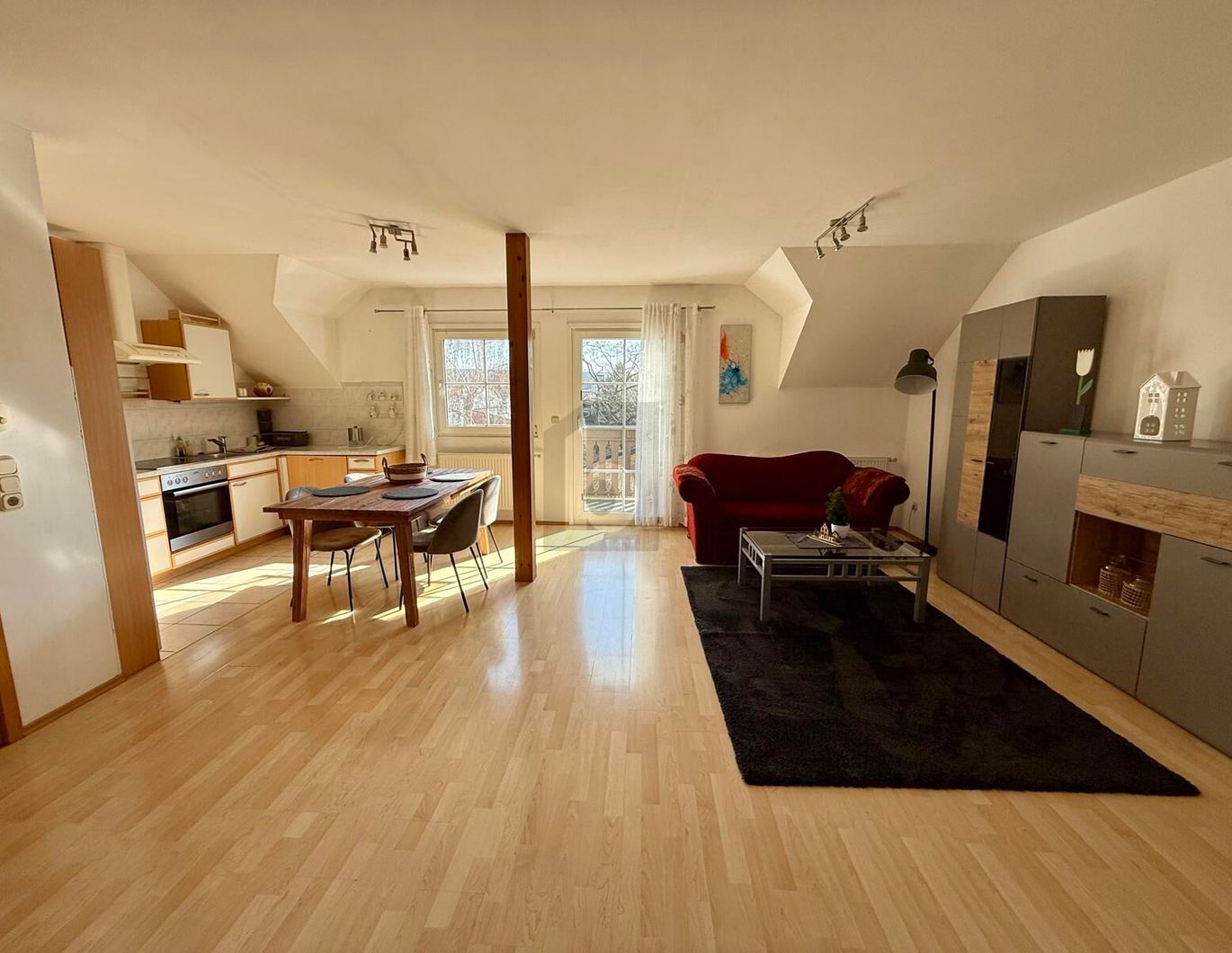 CHARMANTER UND VOLLMÖBLIERTER WOHNHIT AM LIESINGBACH