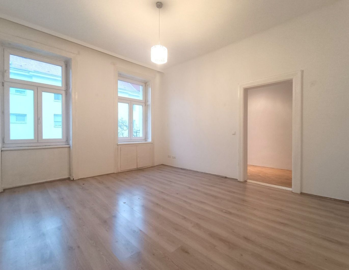 Wohnen am Stöberplatz! Charmante 2-Zimmer Wohnung mit Potential, sanierungsbedürftig!