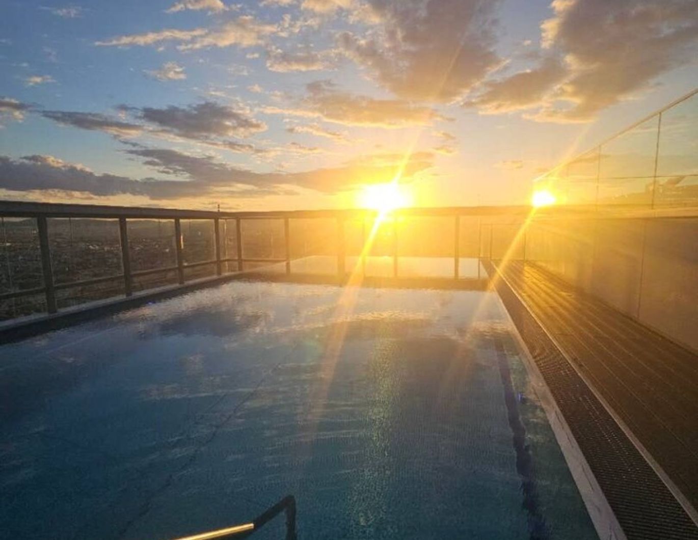 * LUXUSWOHNUNG * 3,5 ZIMMER * RIESENBALKON * 2 BÄDER * ÜBER DEN WOLKEN * TRIIIPLE-TOWER
