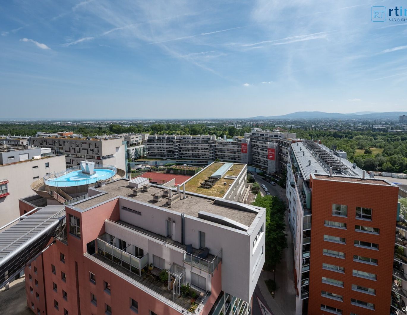 Himmelblau überall, 104m² mit über 23m² Freifläche auf 3,5 Zimmern. Atemberaubender Ausblick soweit das Auge reicht!