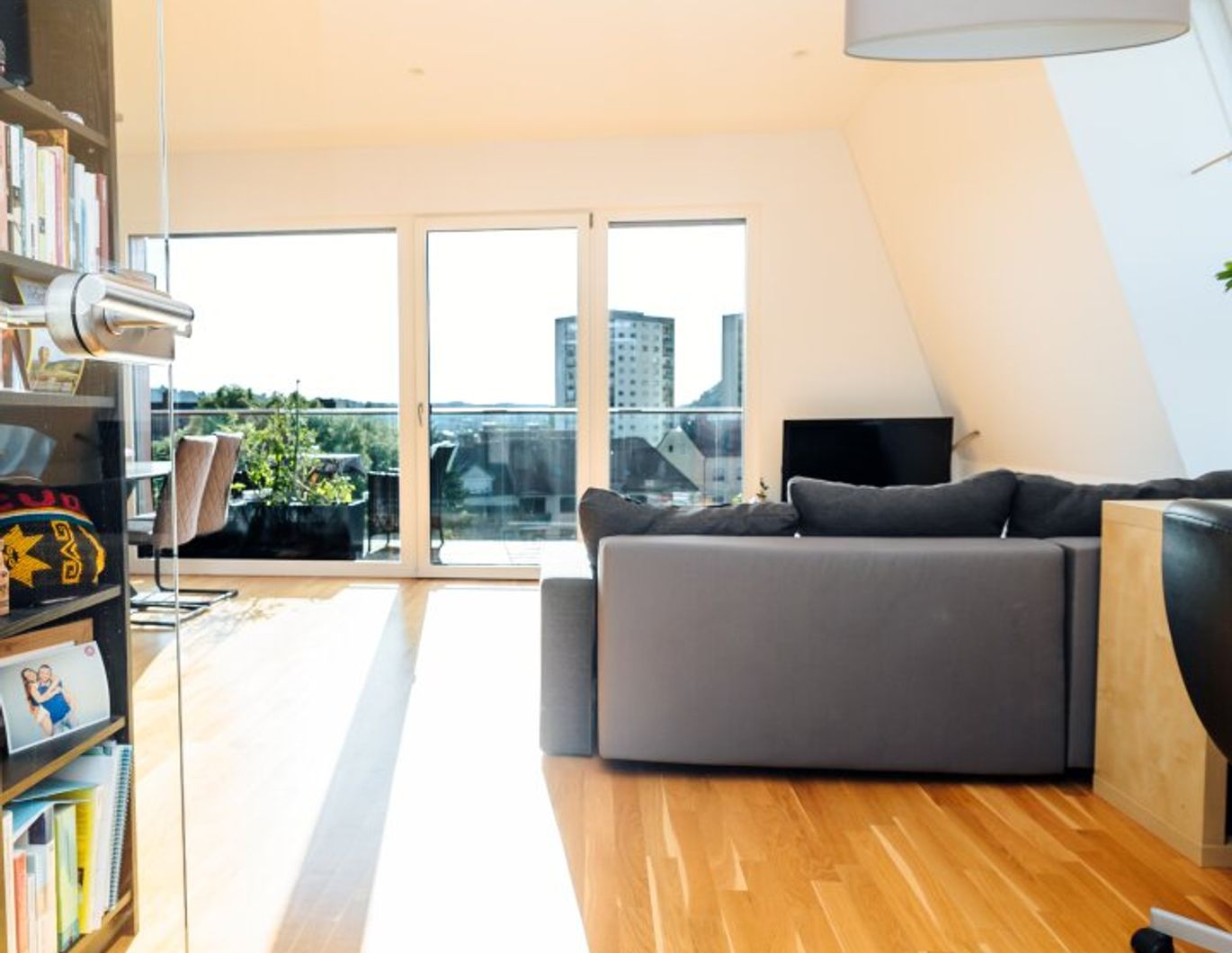 ELEGANTES BAD MIT REGENDUSCHE I SMART-LIVING I STYLISCHES PENTHOUSE I KLIMA I SONNENTERRASSE I OFFENE DESIGN-KÜCHE I