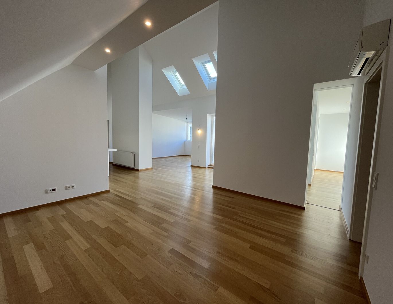 Moderne 3,5-Zimmer-DG-Wohnung mit Terrasse im zauberhaften Margaretenhof - zu mieten in 1050 Wien