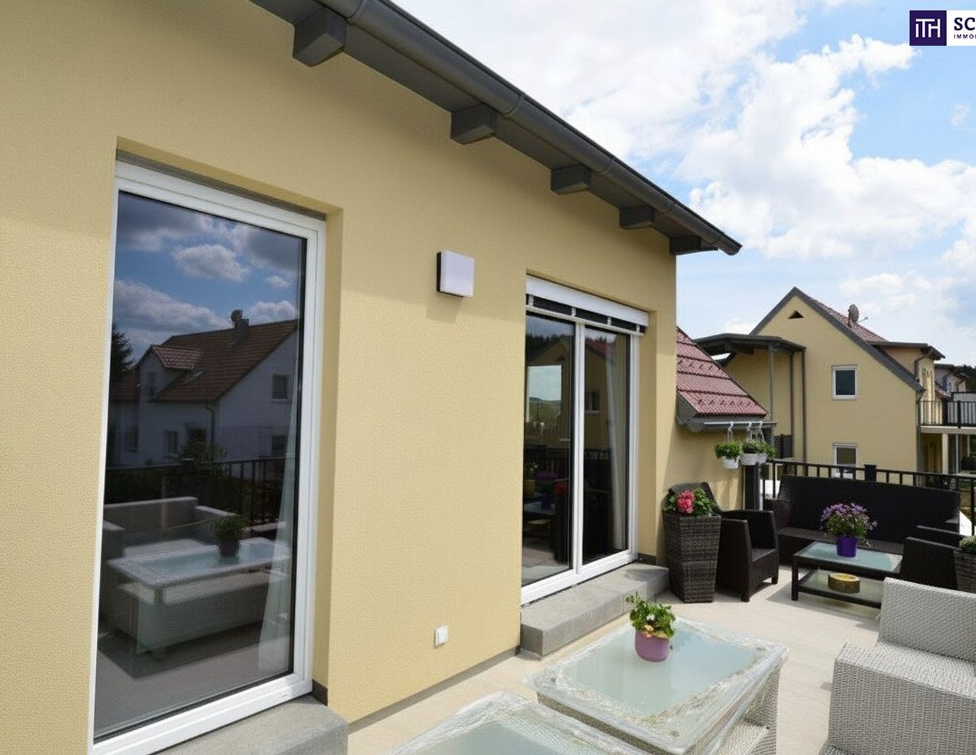 NOTVERKAUF! Schneller Verkauf aus gesundheitlichen Gründen - jetzt diese Gelegenheit ergreifen und gleichzeitig helfen! Grünoase mit Panoramablick: 3-Zimmer-Wohnung mit Süd/West-Dachterrasse!