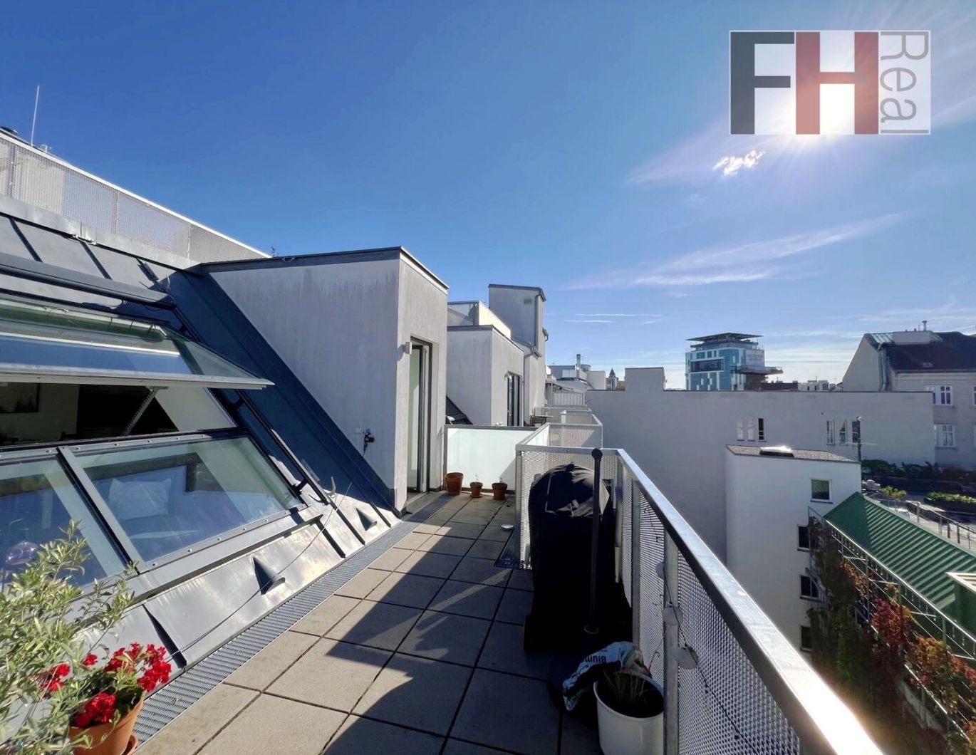 Neuwertige Dachgeschossmaisonette in Mariahilfer TOP-Lage, 2,5 Zimmer, 2 Terrassen Richtung Nord/West in ruhigen Innenhof!