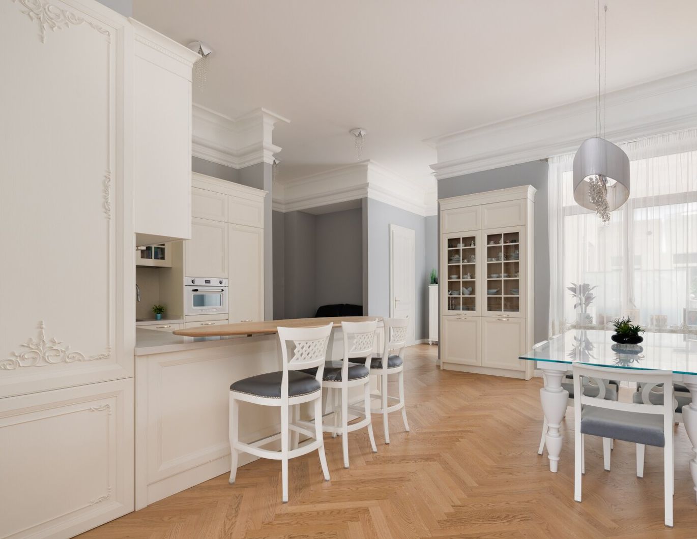 Klassische Altbauwohnung mit Freiflächen & Garage Nähe Börse !!!