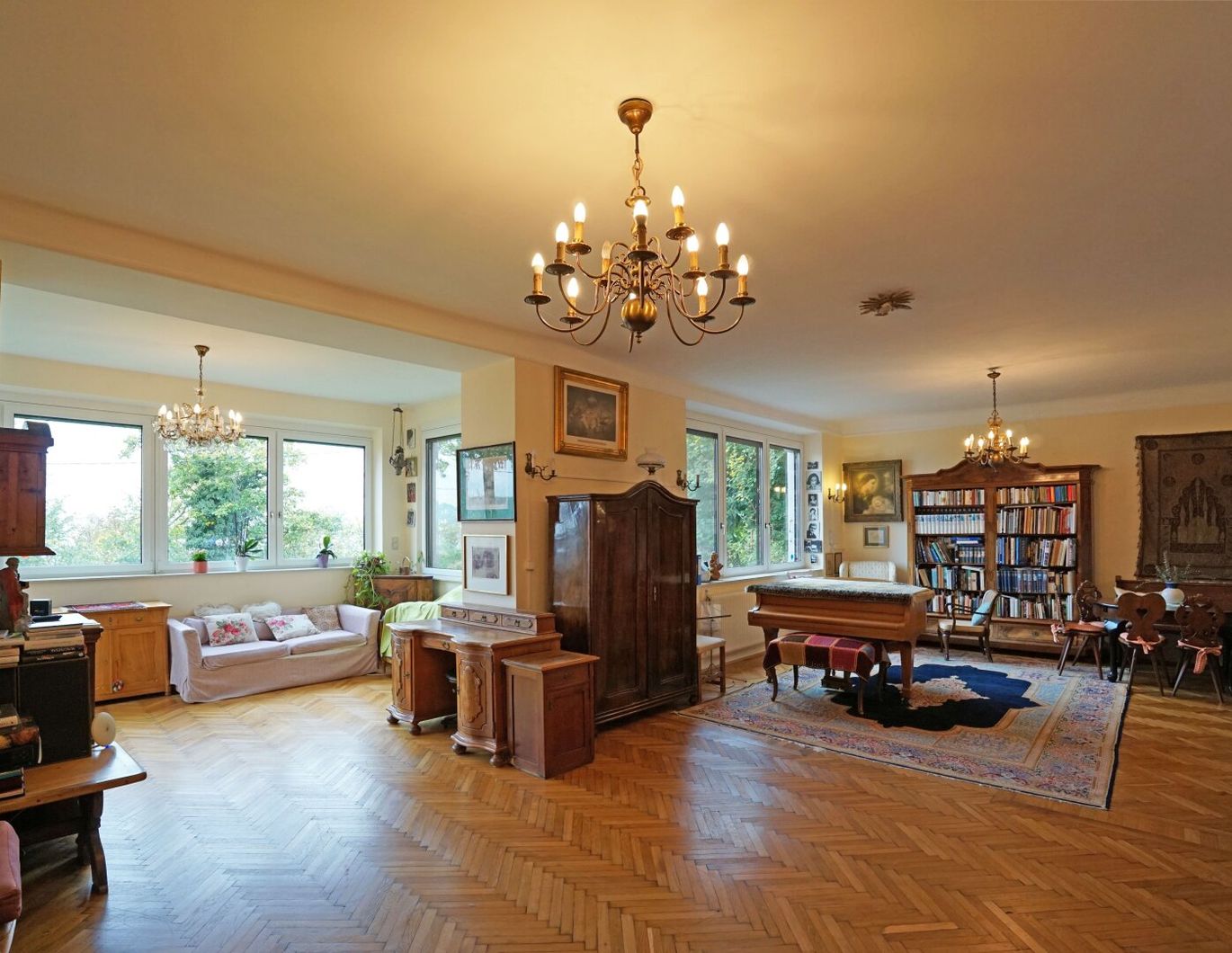 Gründerzeit-Villa aus 1901 mit PV-Anlage, Schwimmhalle und Sauna im Klosterneuburger Zentrum