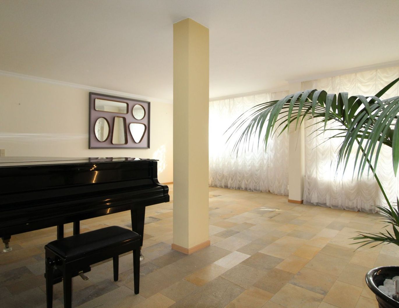 Wohntraum beim Schloss Belvedere: Schöne 3-Zi.-Whg. mit Loggia und 2 Garagenplätzen (in Miete)