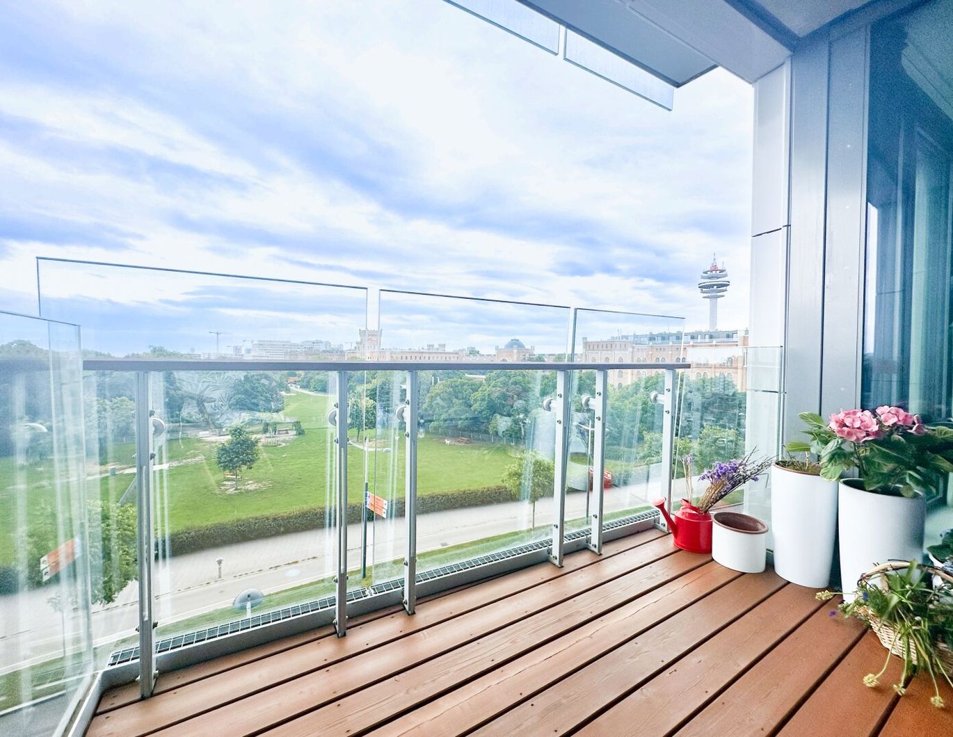 Einmalige Gelegenheit am Schweizergarten - Exklusive 3-Zimmer-Wohnung mit Loggia und Grünblick