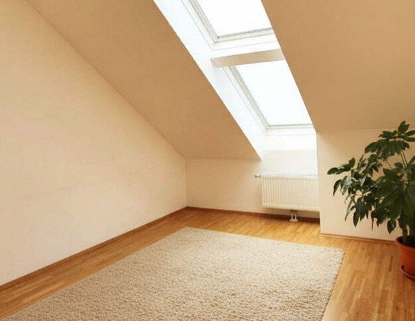 UNIVIERTEL: sonnige 3er-WG-taugliche DG-Wohnung mit Gartenmitbenützung