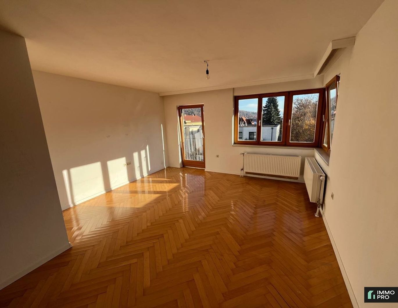 Zentrale, liebe Single-/Pärchenwohnung mit Panoramafenster ab sofort zu vermieten