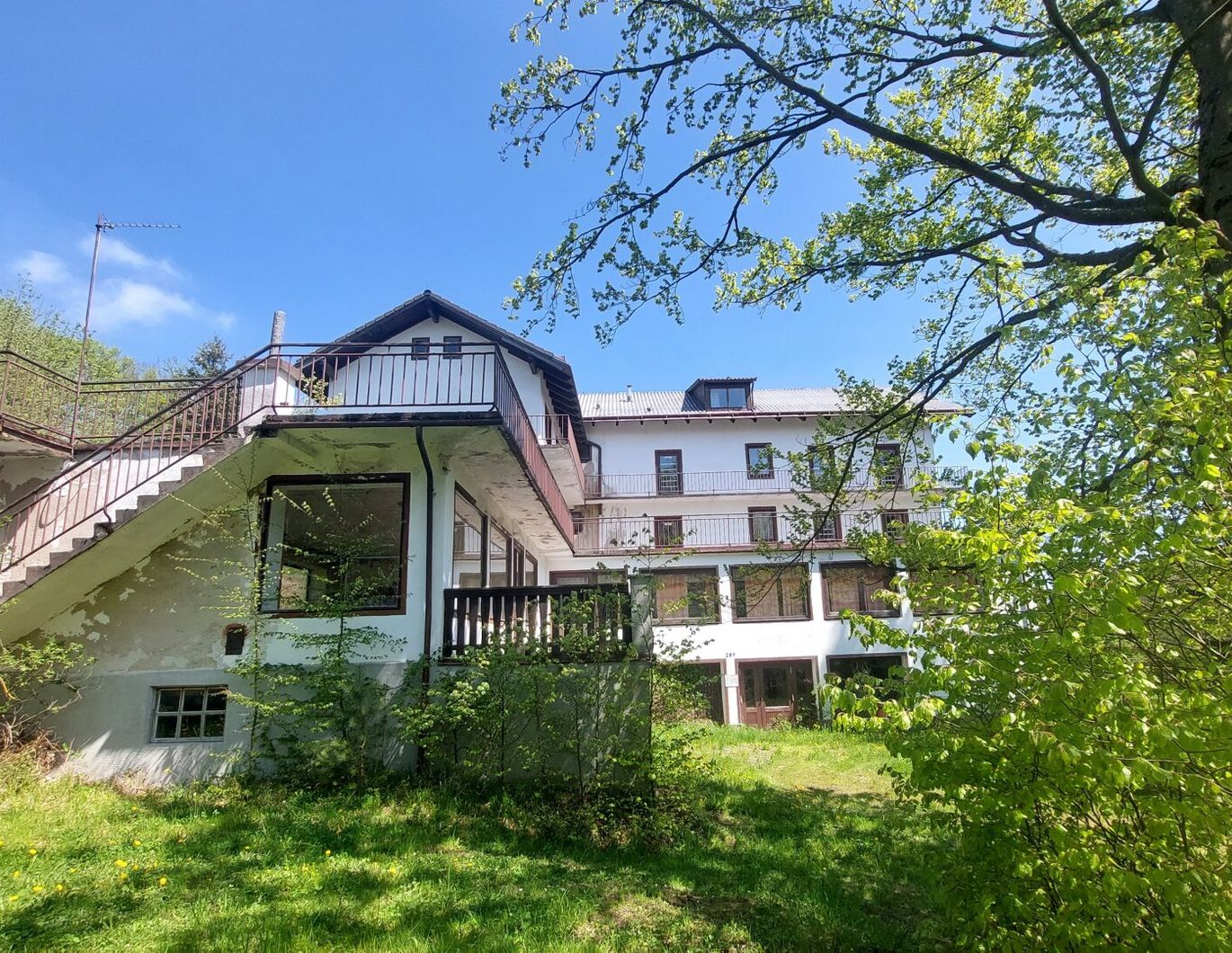 Ehemaliges Pensionsgebäude - Altbestand in Grünlage nähe Wien