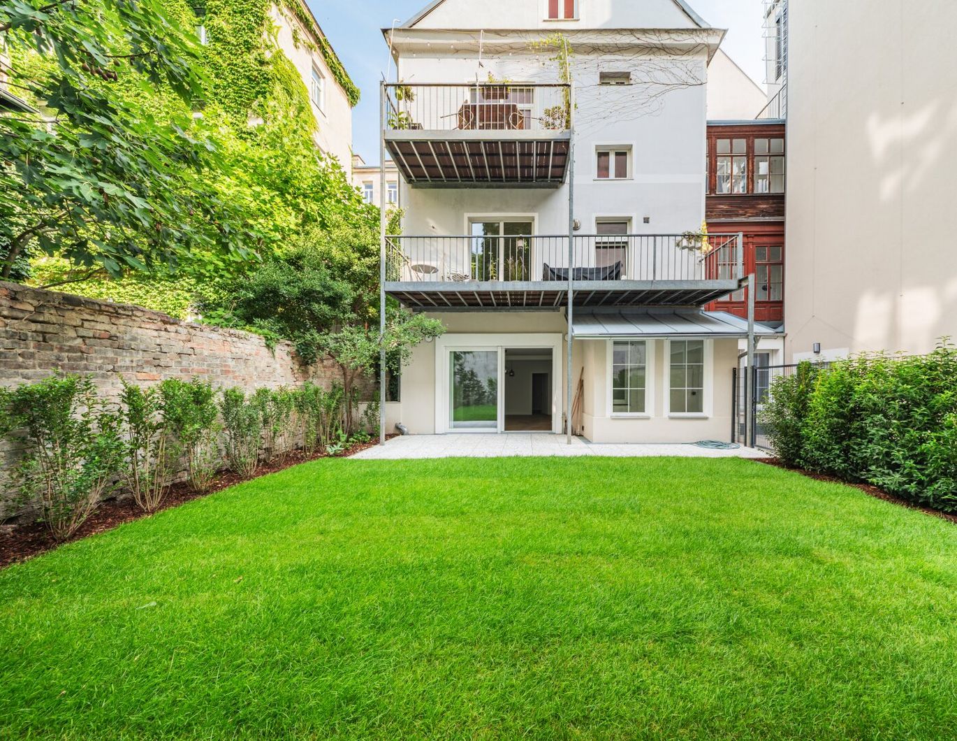 URBANER GARTENTRAUM! Hofseitiger Drei-Zimmer-Erstbezug nächst Schlossquadrat mit Terrasse und Eigengarten