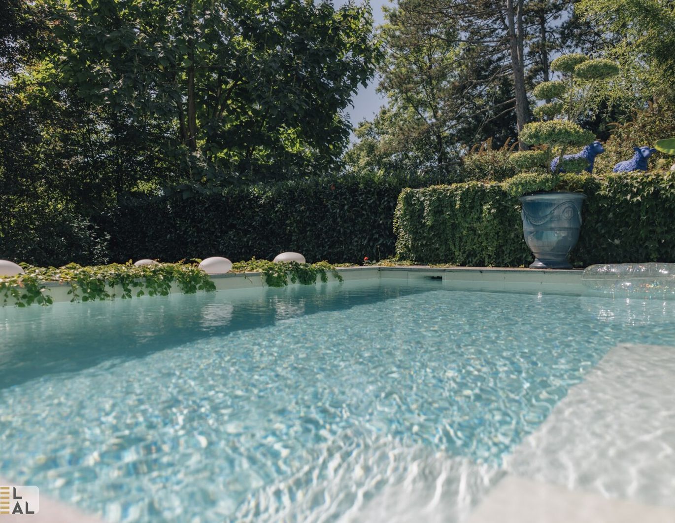 Exklusive Stadtoase mit Eigengarten und Pool Nähe American International School!