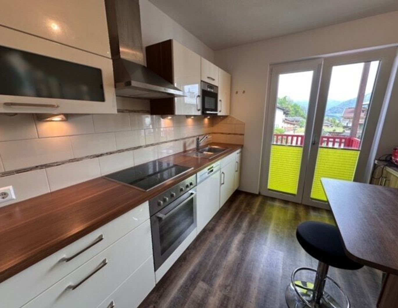 Brixlegg: Wohnen mit Gefühl - 2,5-Zi.-Wohnung mit Pelletsofen, Balkon u. Tiefgaragenplatz