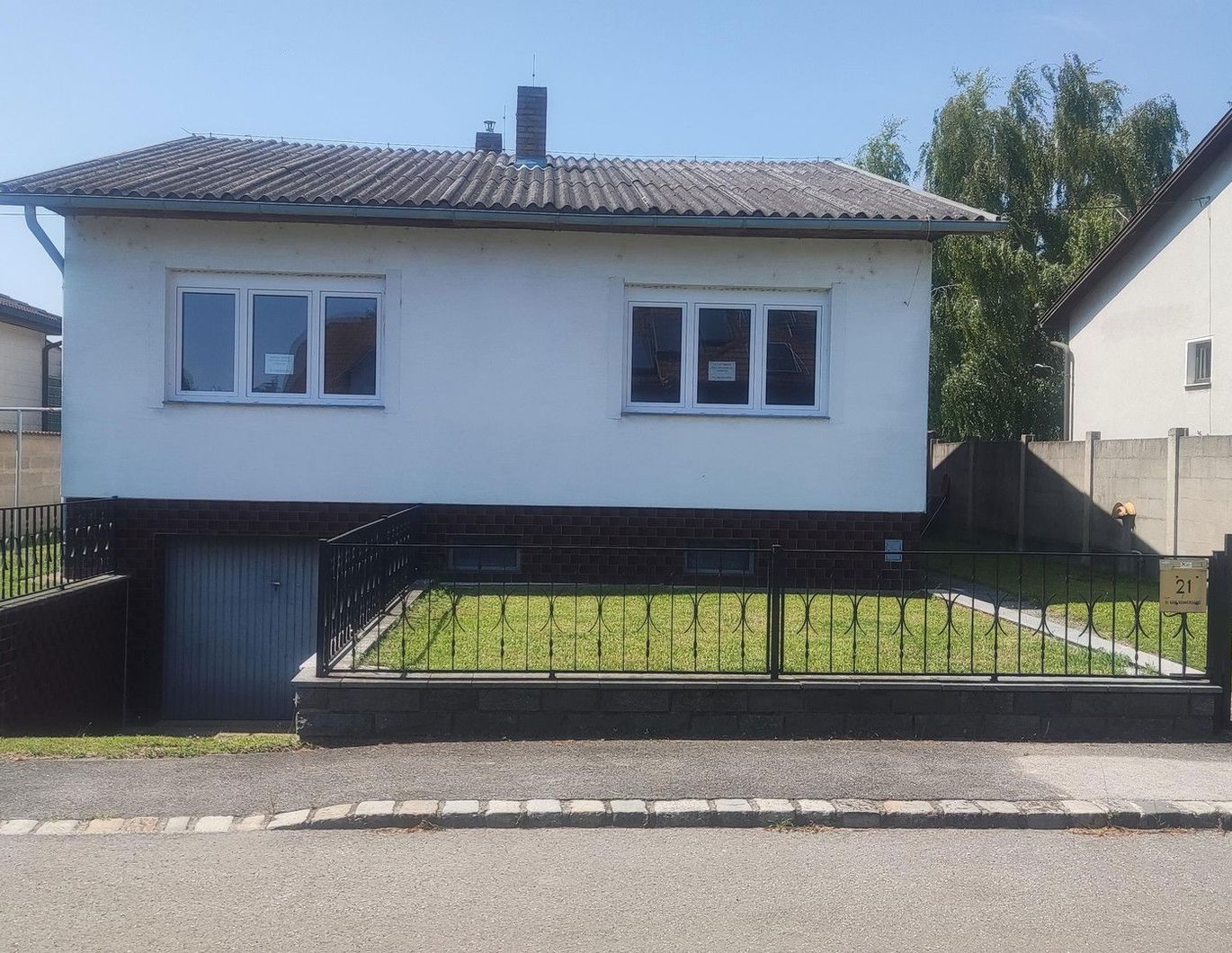 Privatverkauf Einfamilienhaus mit überdachtem Pool im Garten und Familiensauna im Keller