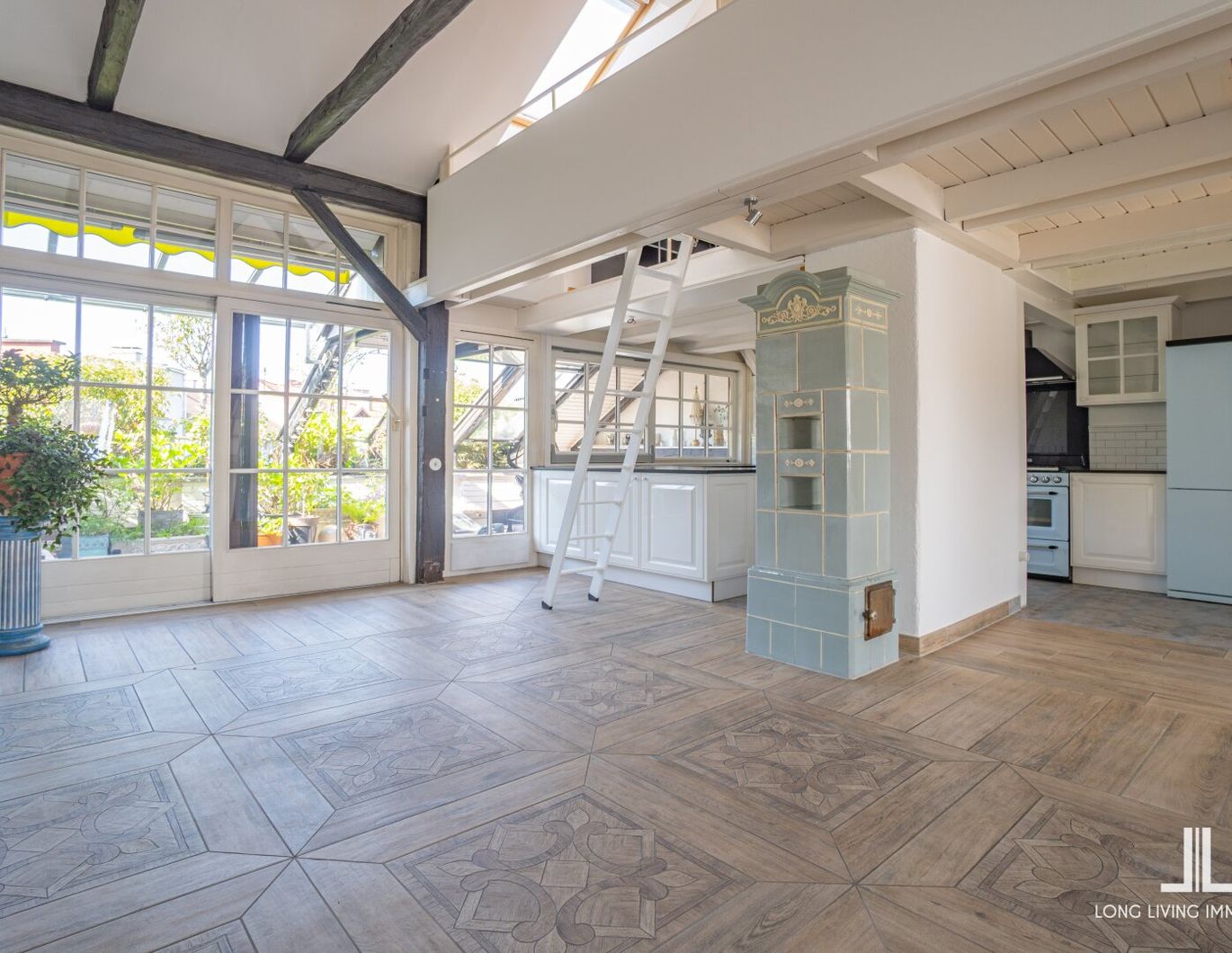 Traumhafte Altbau-Dachgeschosswohnung mit Terrasse im Herz-Jesu-Viertel