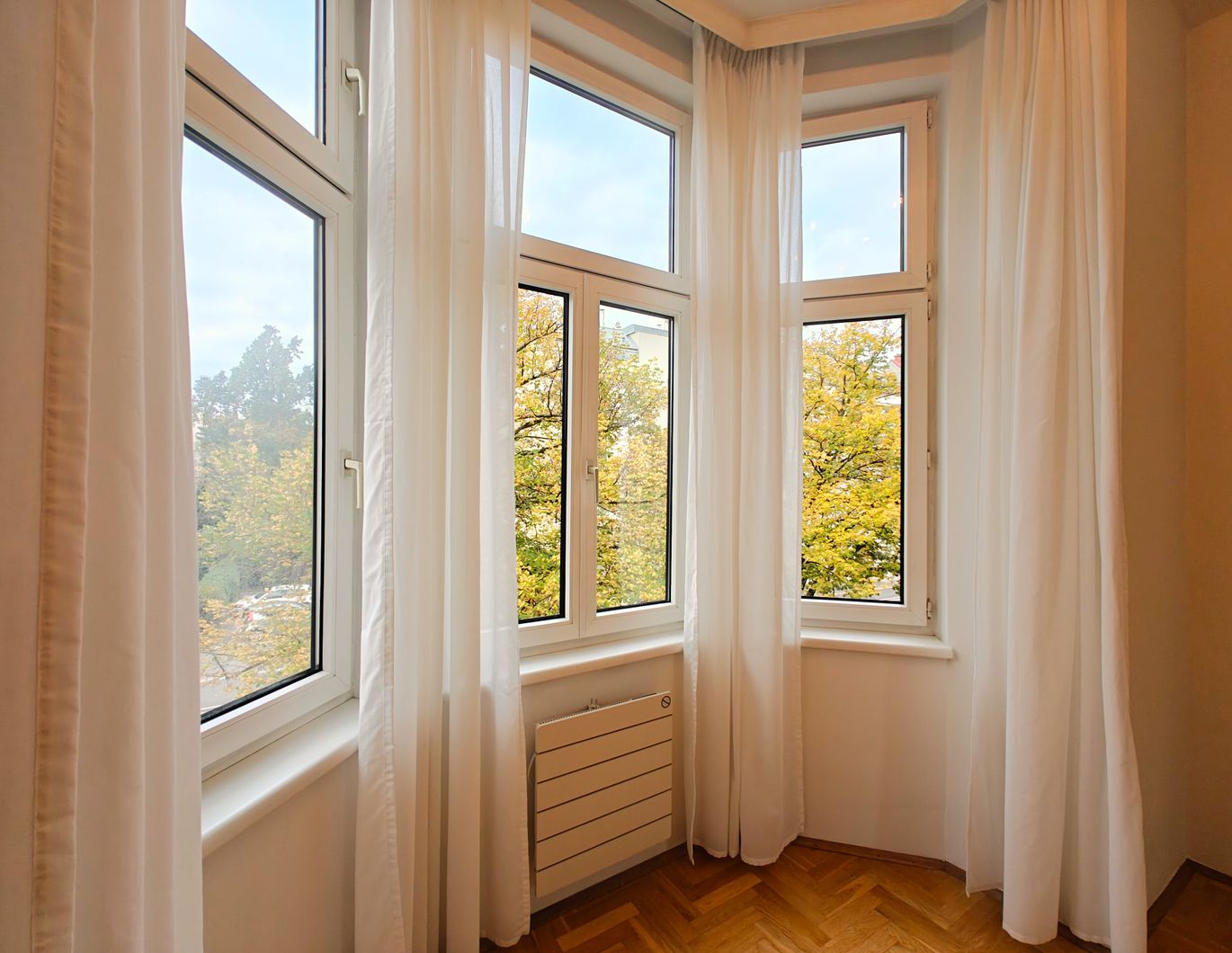 Nähe Hugo-Wolf-Park: Charmante Altbauwohnung mit Erker + Gegliederte Fassade + zentraler Grundriss