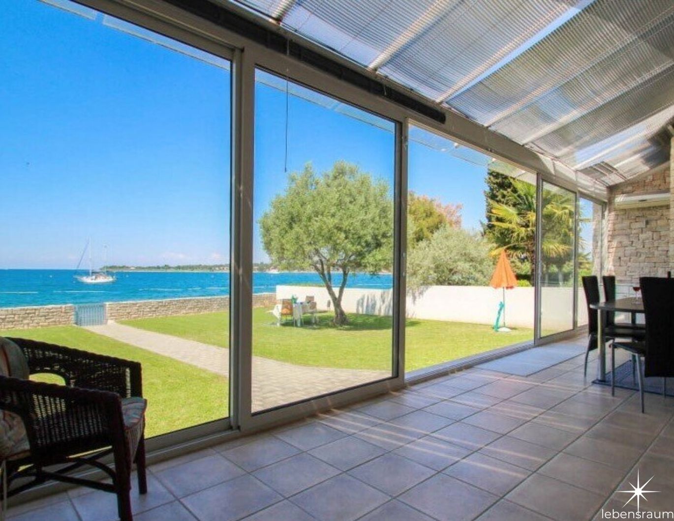 Haus mit Garten und Strandzugang. Dajla. Novigrad. 4 Stufen bis zum Meer. Splitting oder Timesharing möglich.