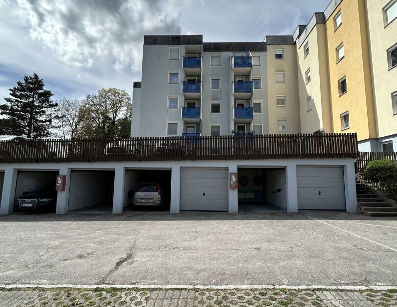 NEU SANIERT - 3 ZIMMER WOHNUNG MIT BALKON UND PARKPLATZ IN TOLLER LAGE