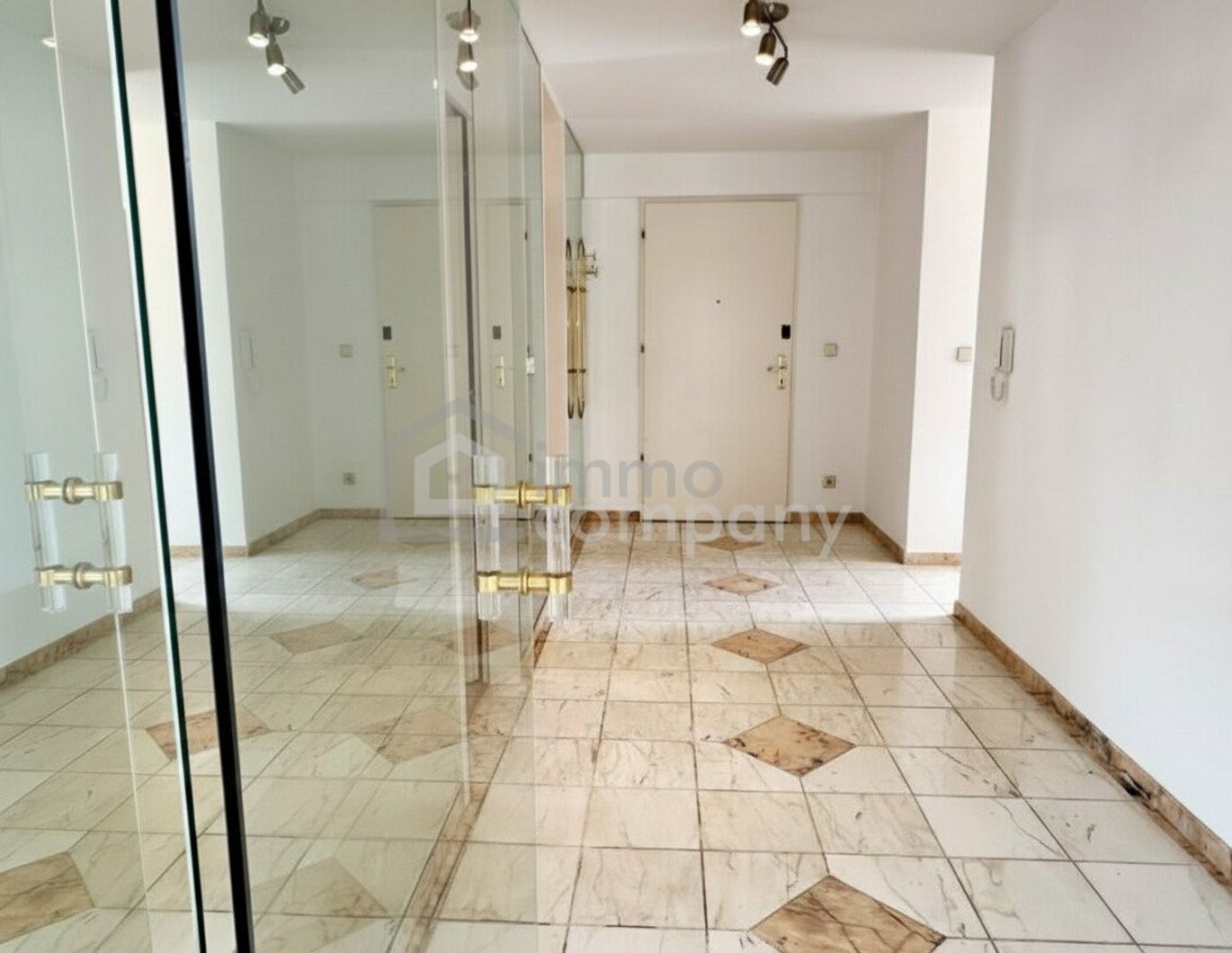 Bregenz - Zentrale Innenstadtlage, auf fast 90 m2 Wohnfläche, 3. Stock, Aussicht von 2 Balkonen auf die Dächer der Stadt.