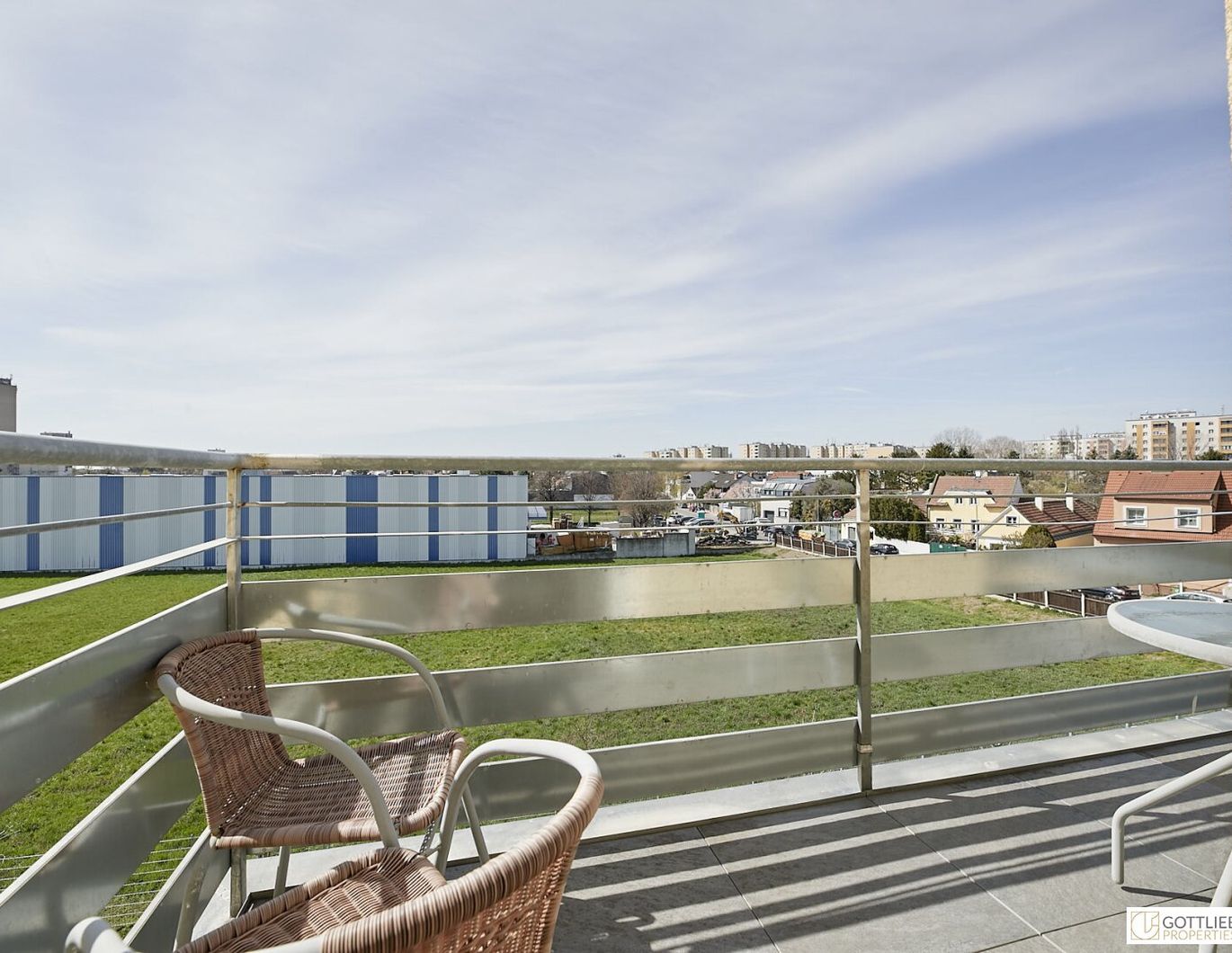 Bestlage Kaiserebersdorf! Sonnige 3-Zimmer-Wohnung für Singles oder Pärchen mit Balkon, Gartennutzung und Schwimmbiotop