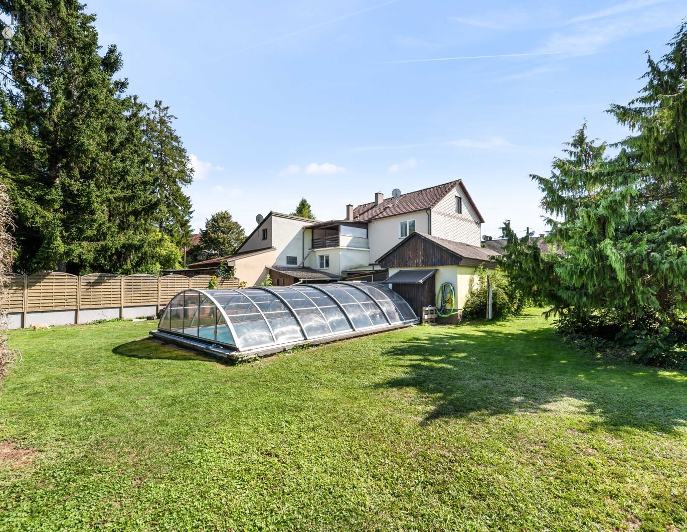Mitten in der Natur! Willkommen in Ihrem neuen Zuhause, mit viel Freifläche, Pool und Raum für Ihre Ideen.