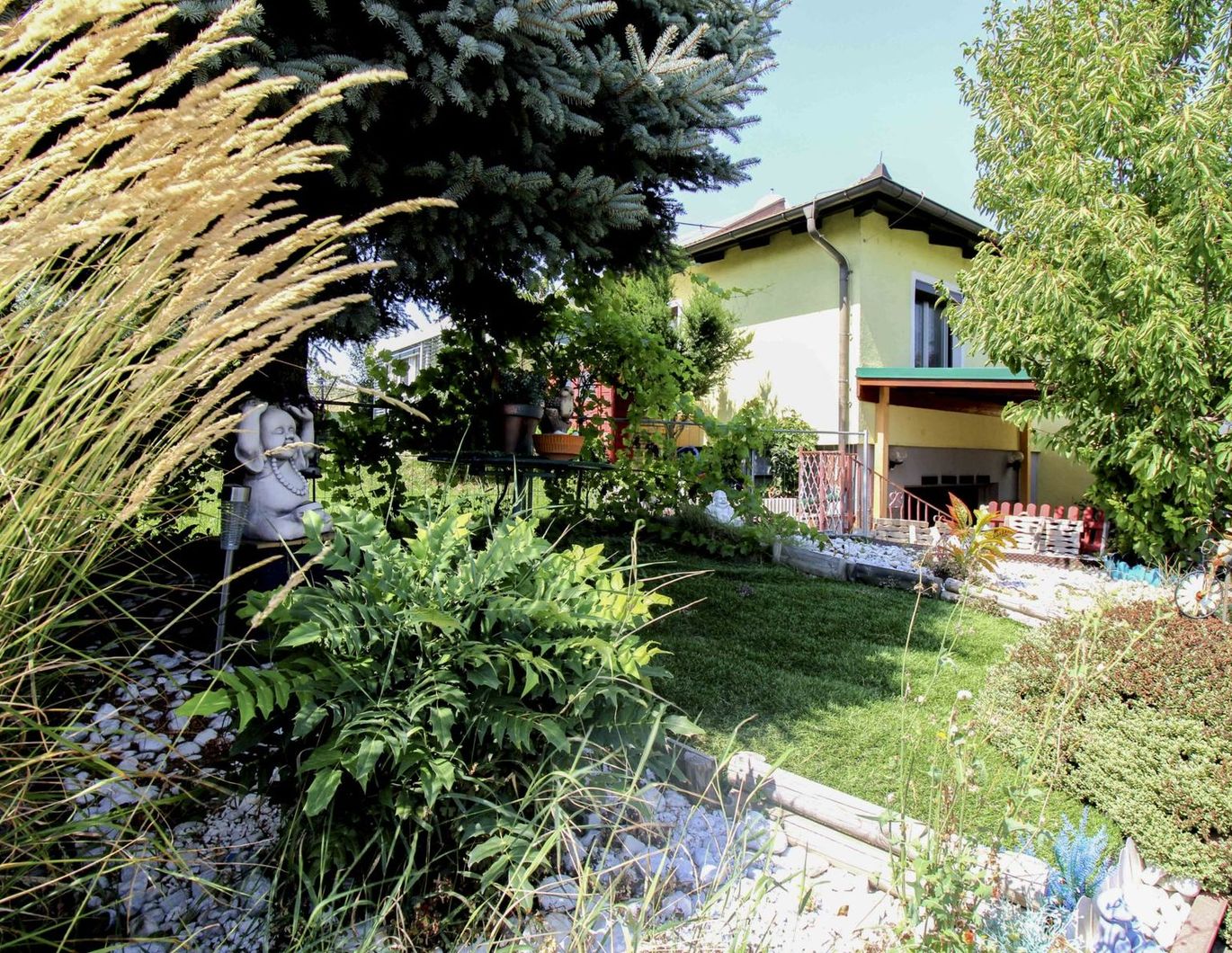 Familienidyll mit großem Garten, Spa-Bereich und Garage in beliebter Lage von Tresdorf