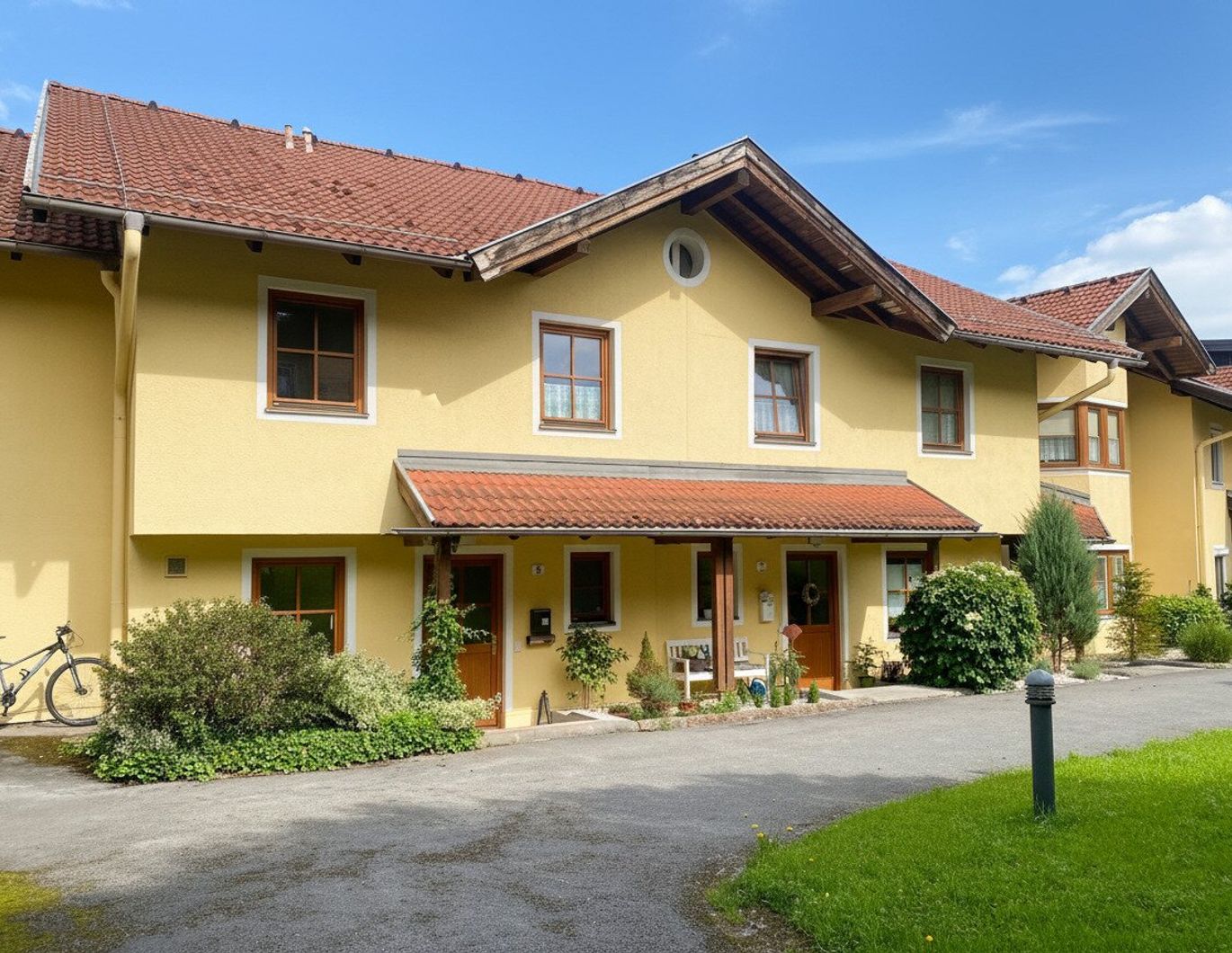 FAMILIENFREUNDLICHES REIHENHAUS AM GRÜNLAND