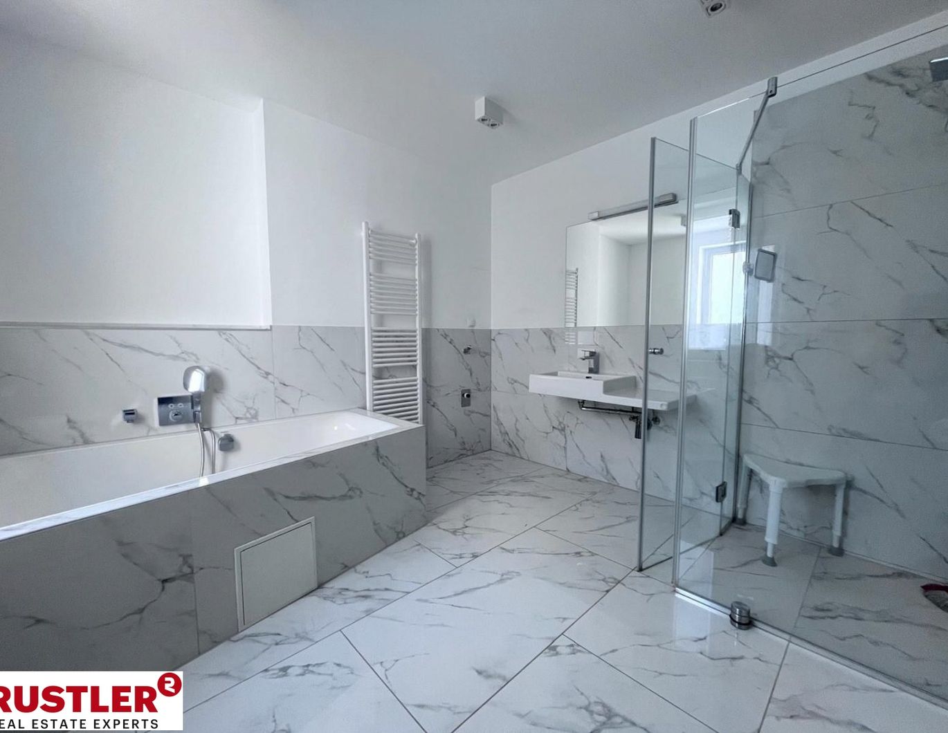 Lichtdurchflutete Dachgeschosswohnung mit großer Dachterrasse | klimatisiert | an der U3!