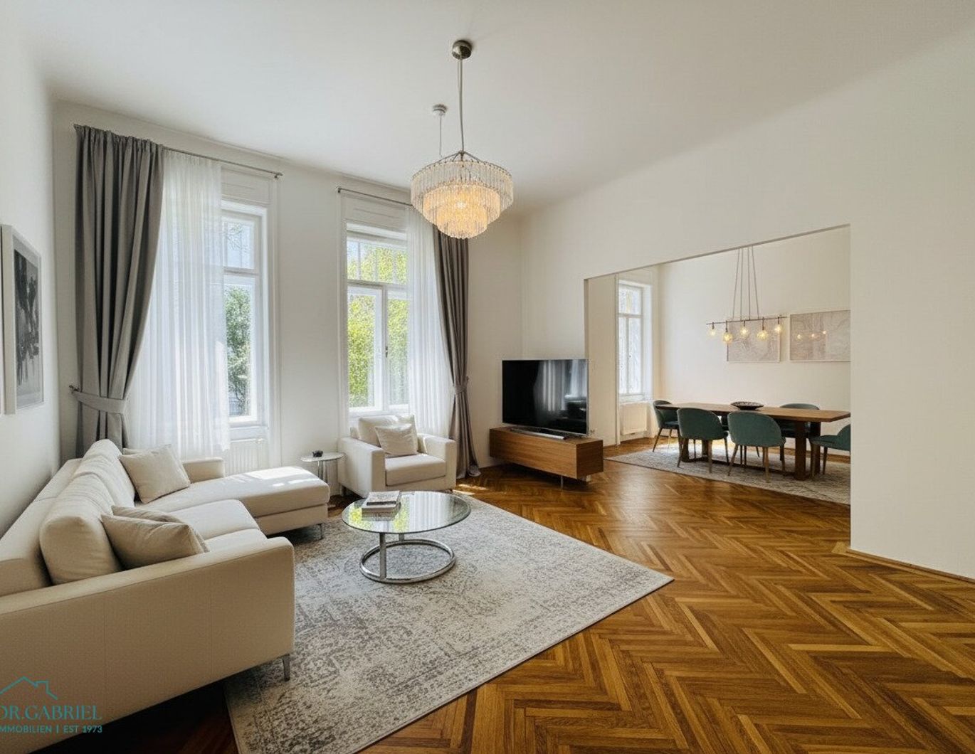 FRISCH SANIERTE ALTBAUWOHNUNG MIT KLEINEM BALKON