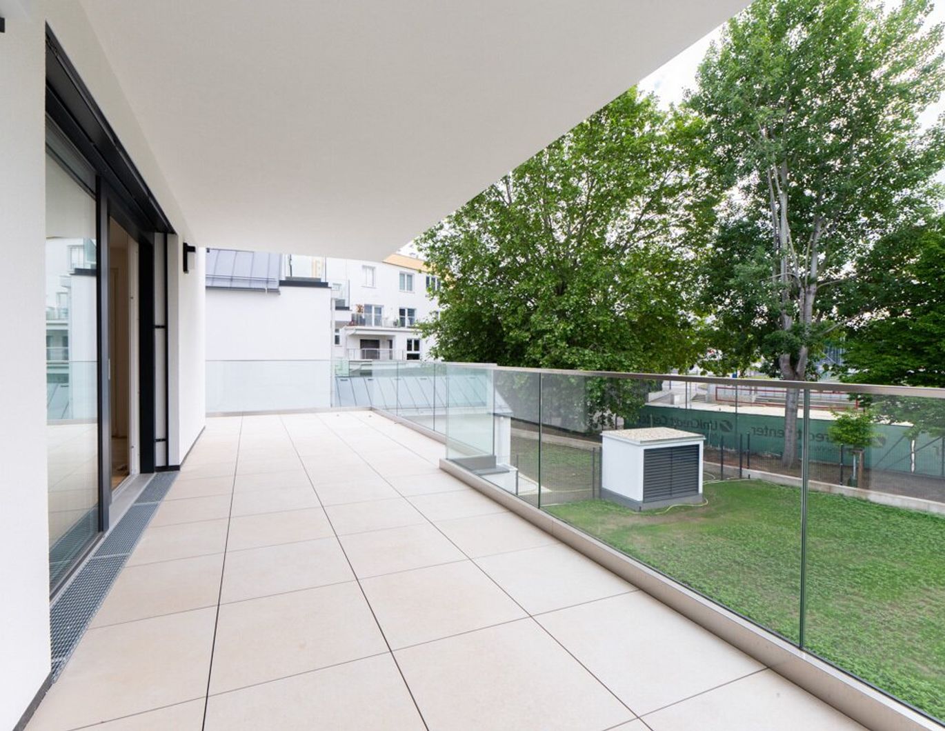 ERSTBEZUG BEI DER ALTEN DONAU - GERÄUMIGE 2-ZIMMER-WOHNUNG MIT BAD EN SUITE