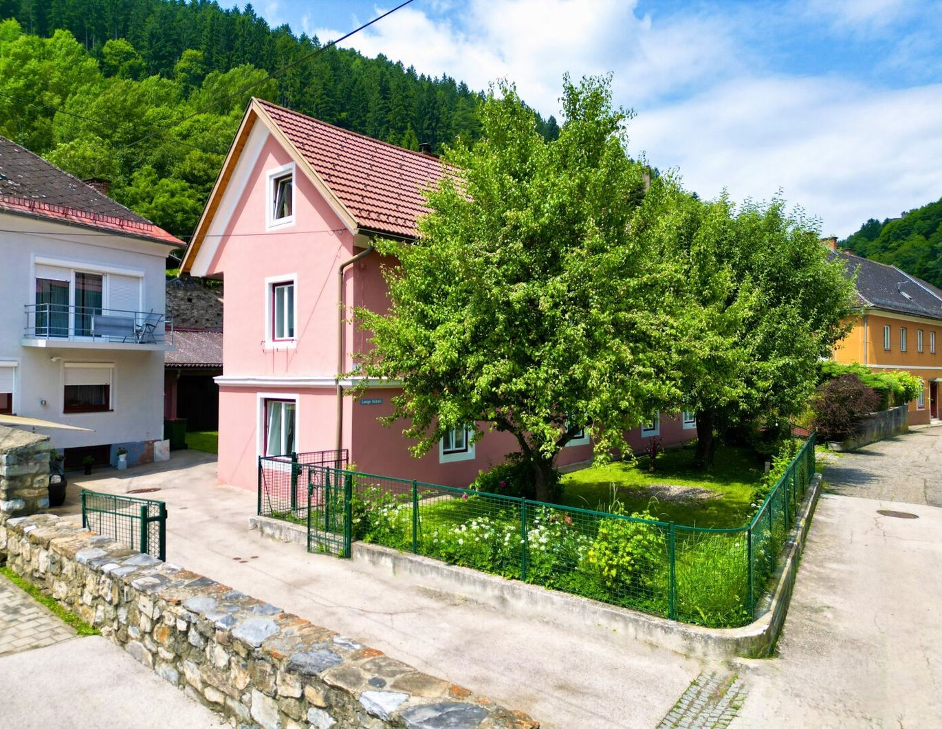 Großzügiges Mehrfamilienhaus in zentrumsnaher Lage von Friesach, Kärnten - ideal für Familien oder Anleger