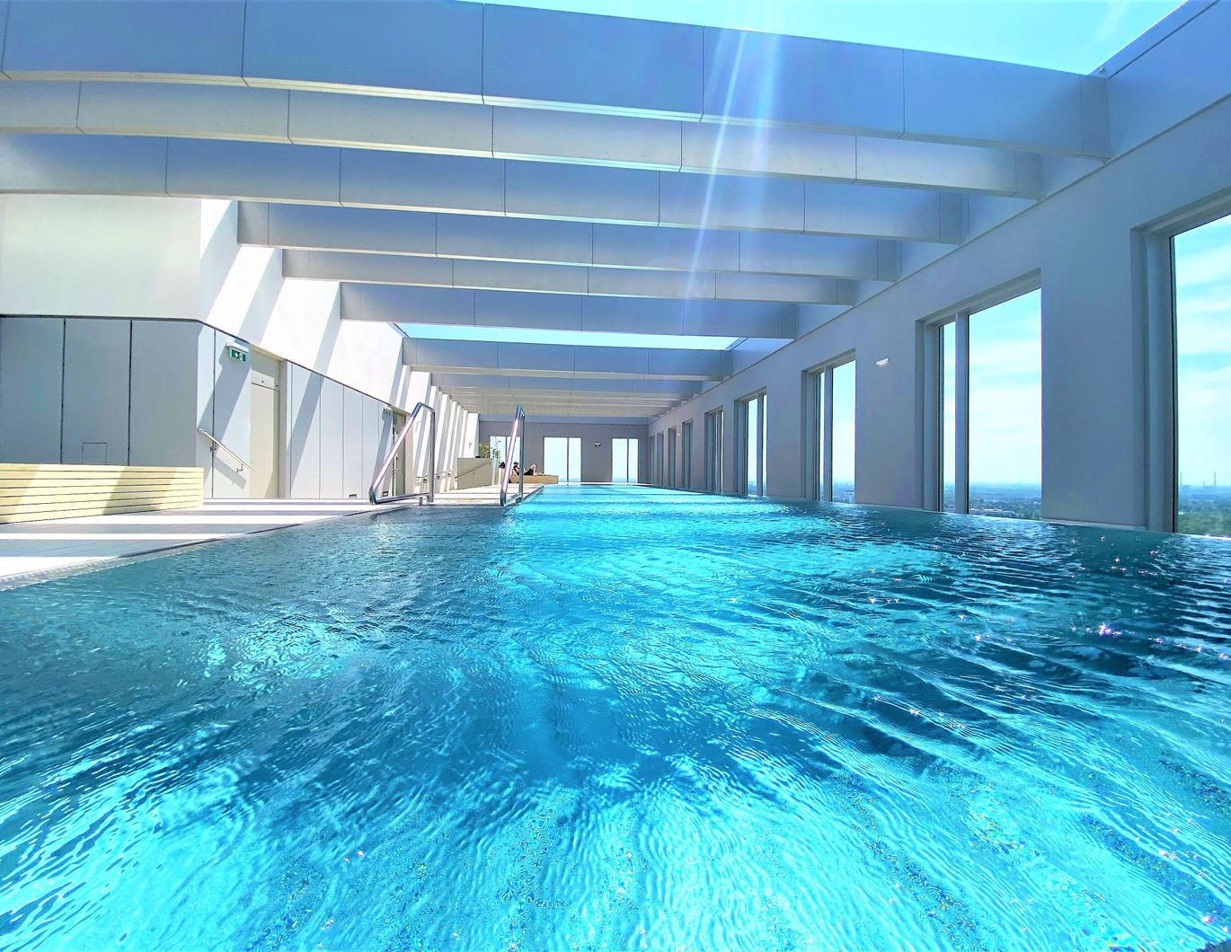 TRAUMRESIDENZ MIT ROOFTOP POOL, BUSINESS LOUNGE, WELLNESS UND FITNESS IN BESTLAGE