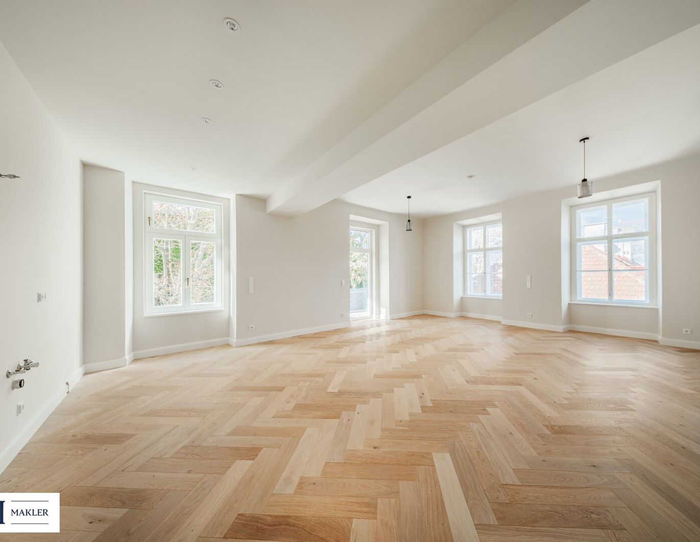 Wohnen beim Schloss Belvedere: Klimatisierter Erstbezug im Stilaltbau mit 2 Balkonen!